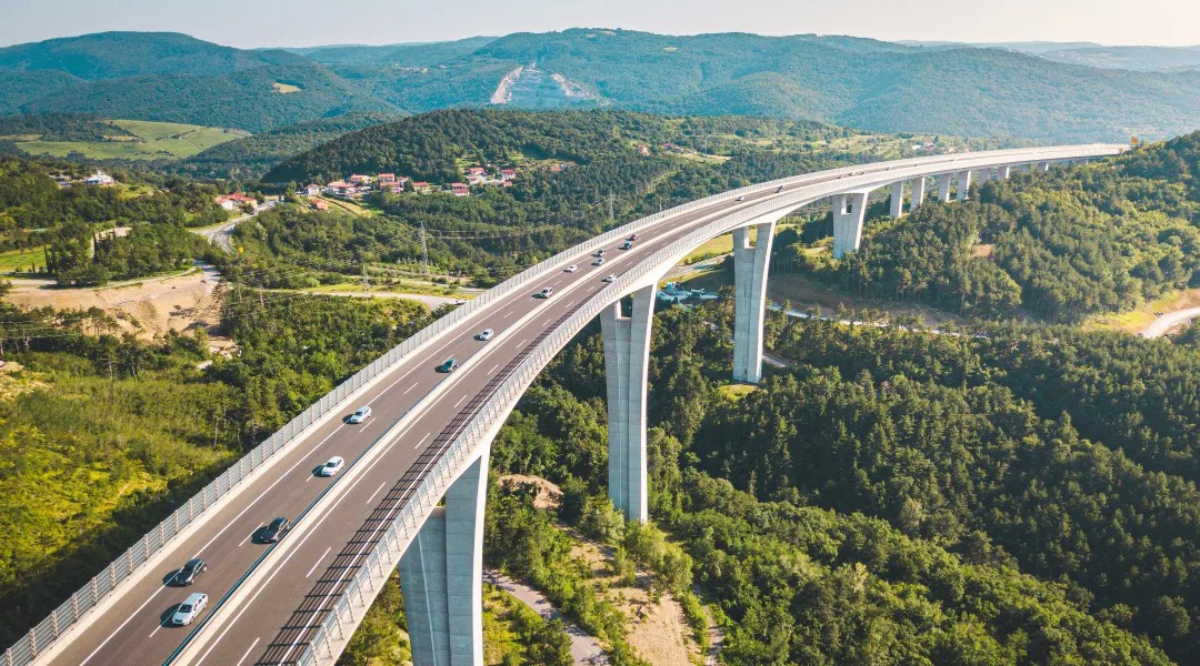 宇通純電動高速掃路車批量交付天津，助力綠色養護升級！