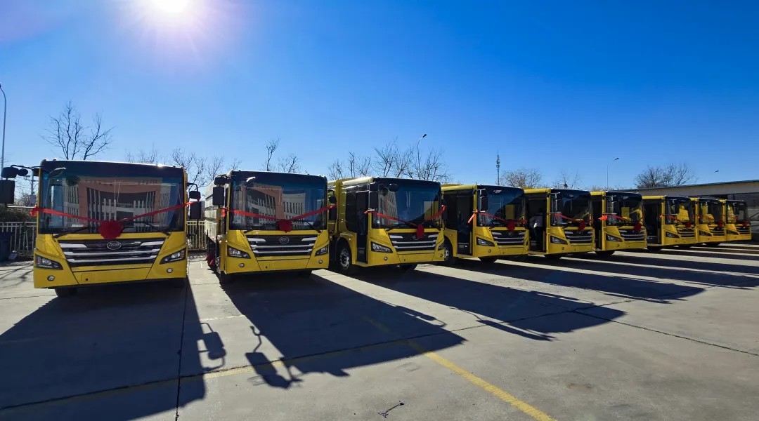 宇通純電動高速掃路車批量交付天津，助力綠色養護升級！