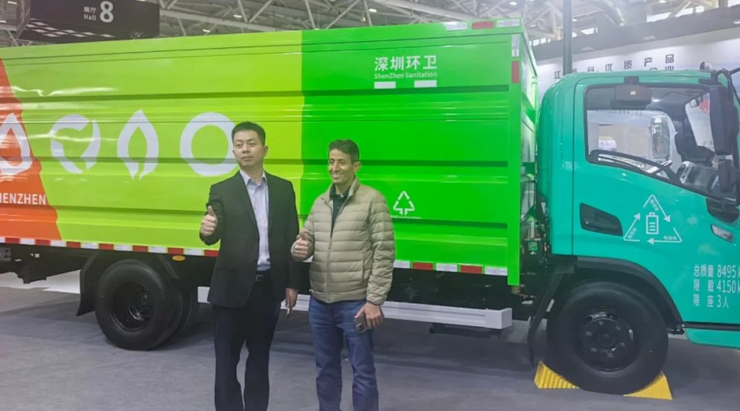 亮相2025深圳CCE展！宇通8噸純電密閉式桶裝垃圾車破解垃圾桶收運難題！