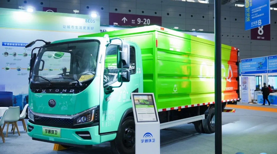 亮相2025深圳CCE展！宇通8噸純電密閉式桶裝垃圾車破解垃圾桶收運難題！