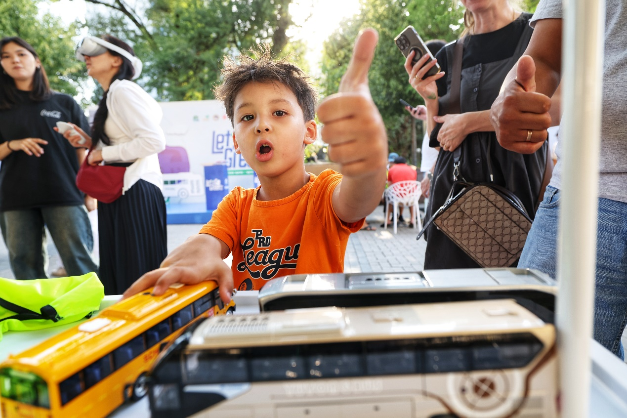 綠色點亮阿拉木圖 宇通攜手中國駐阿拉木圖總領事館共啟低碳出行新篇章 綠色點亮阿拉木圖 宇通攜手中國駐阿拉木圖總領事館共啟低碳出行新篇章