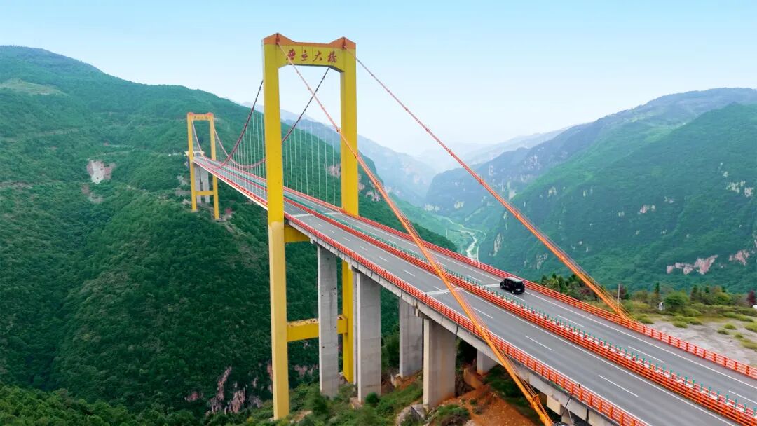 從傳統到定制:宇通純電輕客助力曲靖交運服務升級 圖片