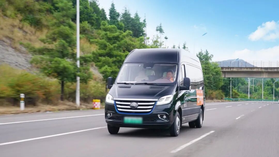 從傳統到定制:宇通純電輕客助力曲靖交運服務升級 圖片